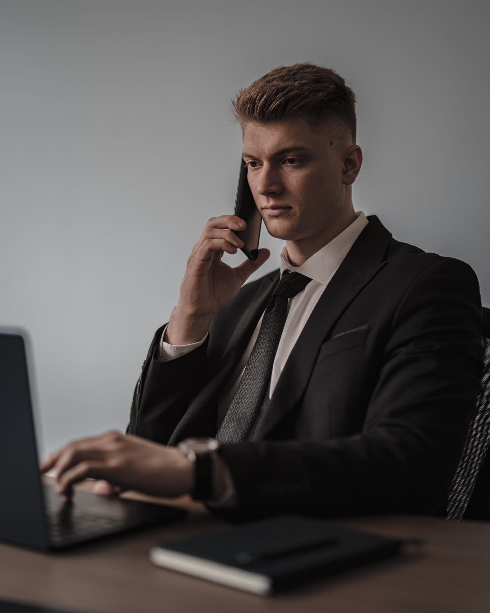 Cristian Duca, fondatorul Luxify, la telefon cu un client